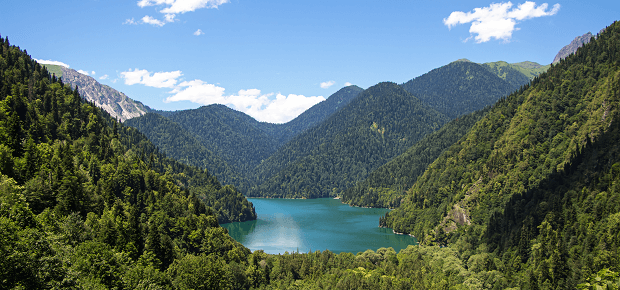 Jazero uprostred hôr v Abcházsku