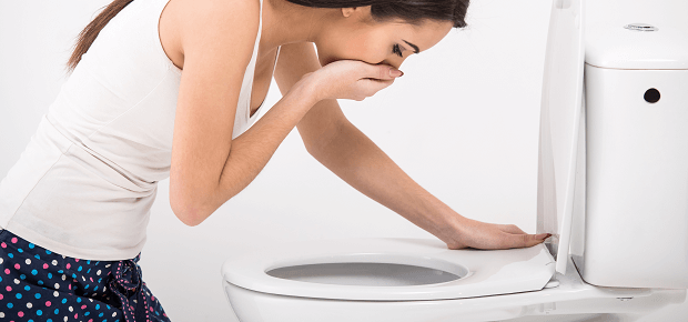 Tehotenská nevoľnosť ženy nad toaletou
