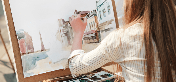 Žena maľuje na ulici