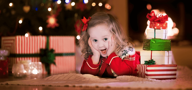 Vianočná atmosféra dieťatka s darčekmi